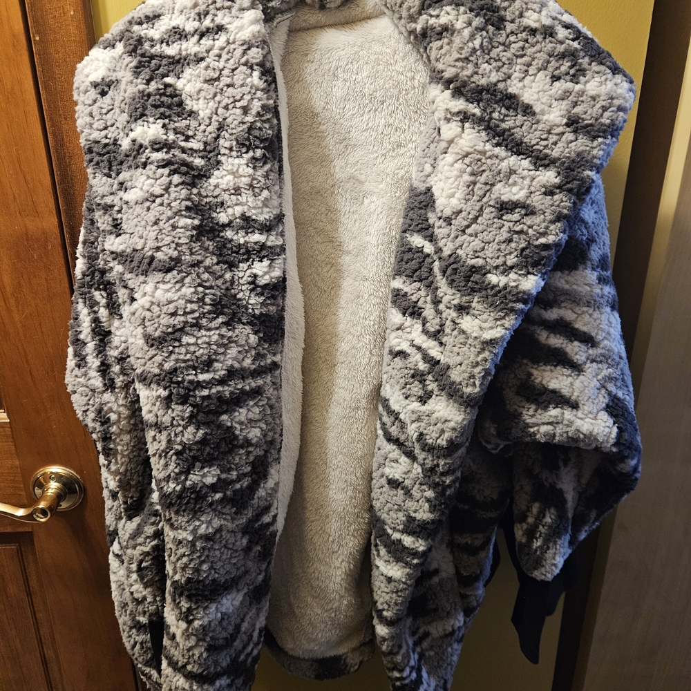 G.I.L.I. Textured Black and White Cape